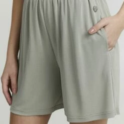 Oxmo BJÖRK - Shorts - Seagrass, Mujer -Oxmo tienda en línea 122b6eaeebb34024bfcaf396352a64a1